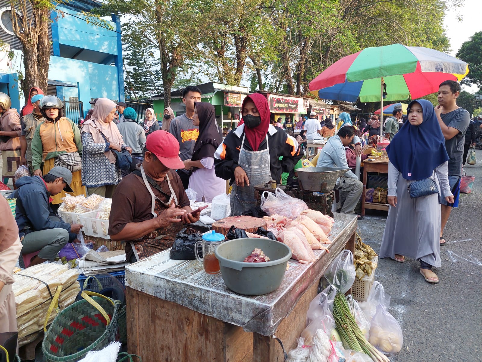 Sekitar 700 Pedagang Pasar Pagi Mulai Pindah ke Stadion Candradimuka