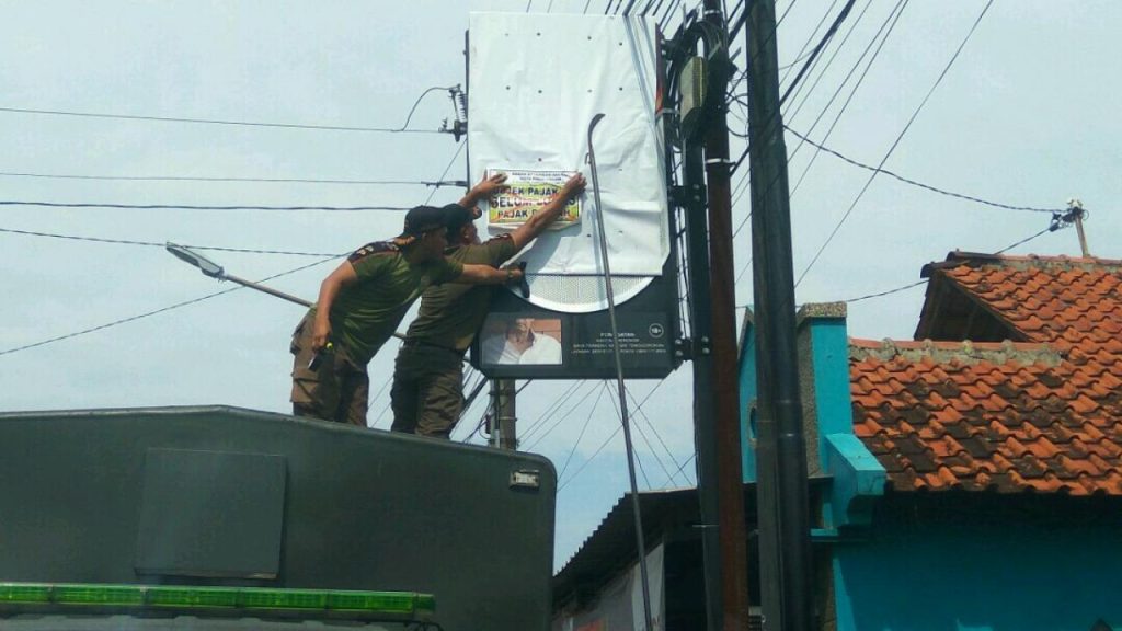 Satpol P3KP Tutup Enam Titik Reklame yang Belum Bayar Pajak