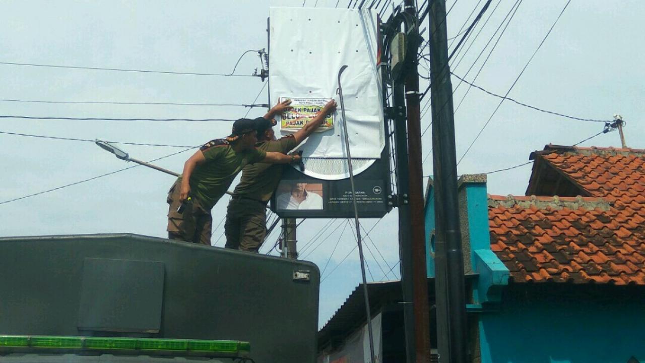 Satpol P3KP Tutup Enam Titik Reklame yang Belum Bayar Pajak