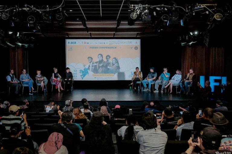 Menparekraf Ajak Masyarakat Healing di “Jazz Gunung Bromo 2023”