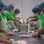Petugas katering sedang menyiapkan makanan untuk Jemaah Haji Indonesia 1444H/2023M di Makkah.
