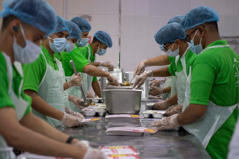 Petugas katering sedang menyiapkan makanan untuk Jemaah Haji Indonesia 1444H/2023M di Makkah.