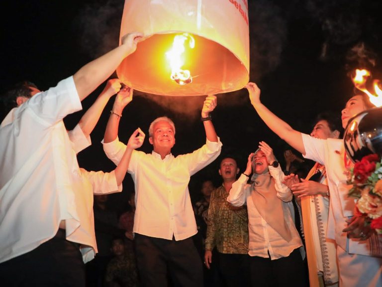 Ganjar Terbangkan Lampion Waisak Bareng Erick Thohir di Borobudur