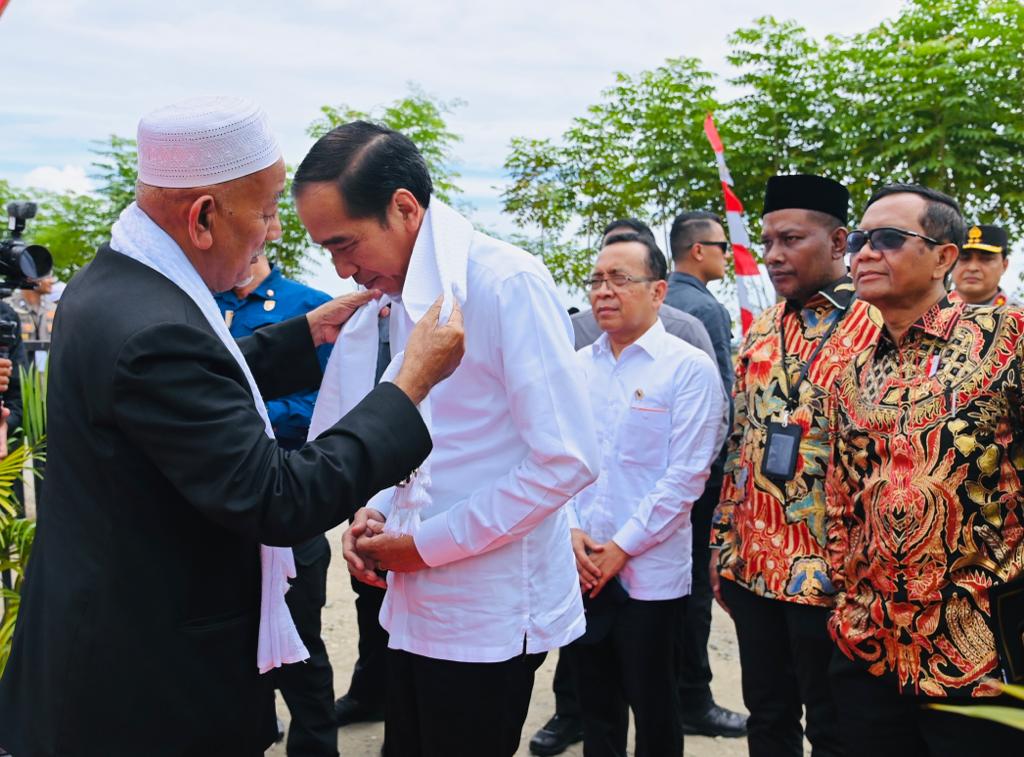 Presiden Jokowi meluncurkan program Pelaksanaan Rekomendasi Nonyudisial Pelanggaran HAM Berat di Indonesia, di Rumoh Geudong, Kabupaten Pidie, Aceh, Selasa (27/06) siang.