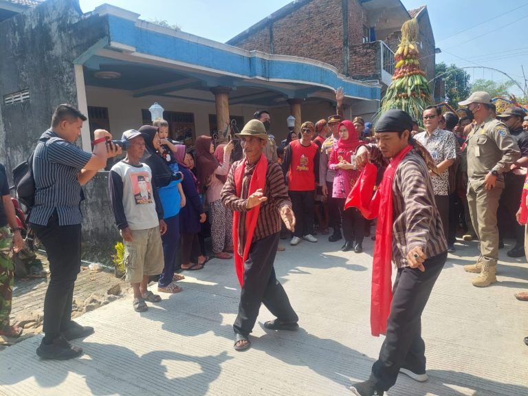 Ribuan Warga Desa Candisari Gelar Apitan Gebyur Dawet