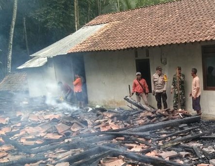 Kesal Tak diberi Uang untuk Beli HP, seorang Remaja Nekat Bakar Rumah Neneknya