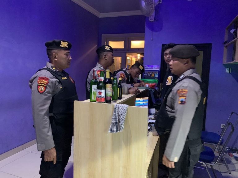 Tekan Peredaran Miras, Polres Pekalongan Sita Puluhan Botol dalam Operasi Pekat