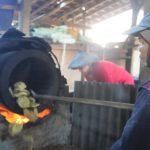 Warga Batang Pertahankan Menggoreng Kerupuk Usek dengan Pasir Pantai