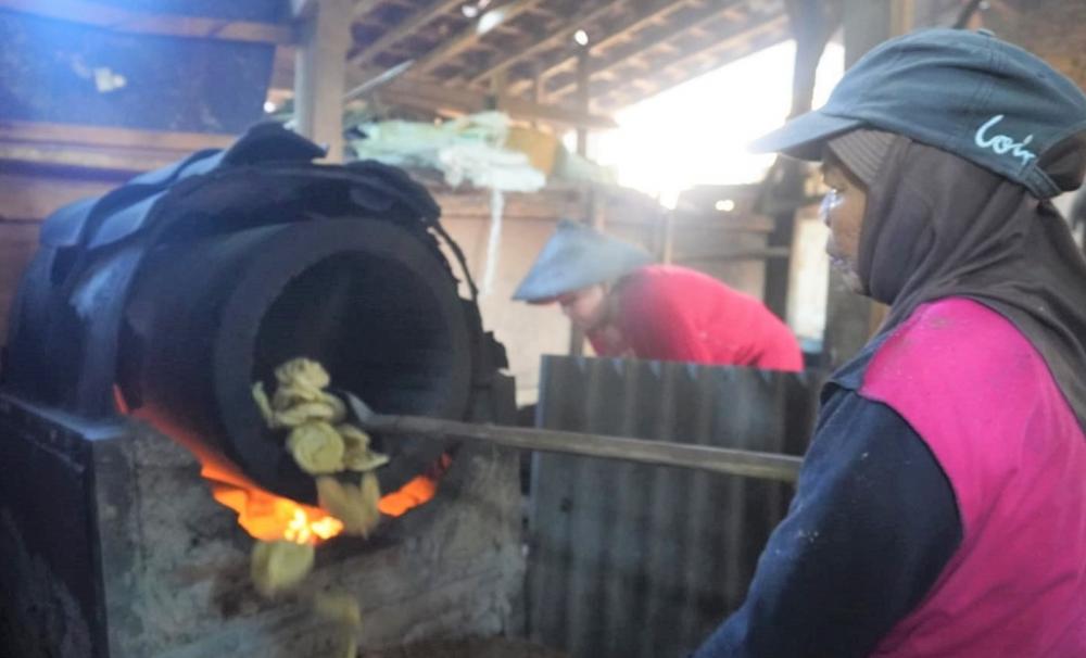 Warga Batang Pertahankan Menggoreng Kerupuk Usek dengan Pasir Pantai