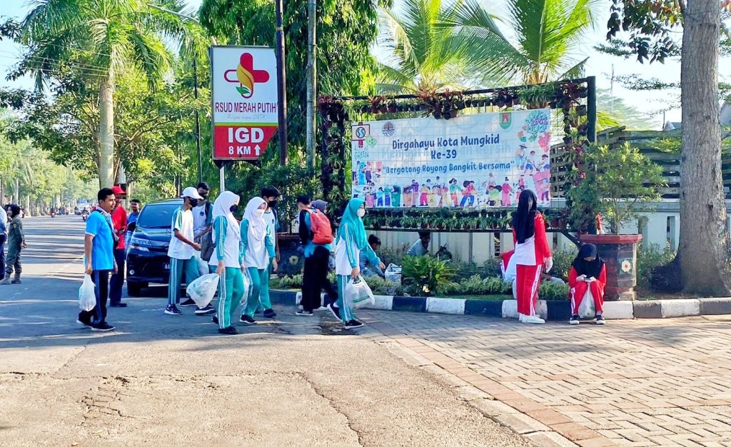 Gerakan Pungut Sampah Warnai Peringatan Hari Lingkungan Hidup