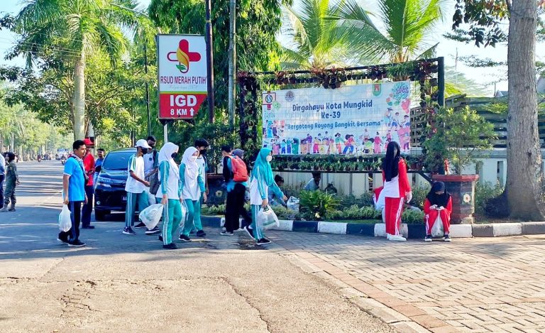 Gerakan Pungut Sampah Warnai Peringatan Hari Lingkungan Hidup