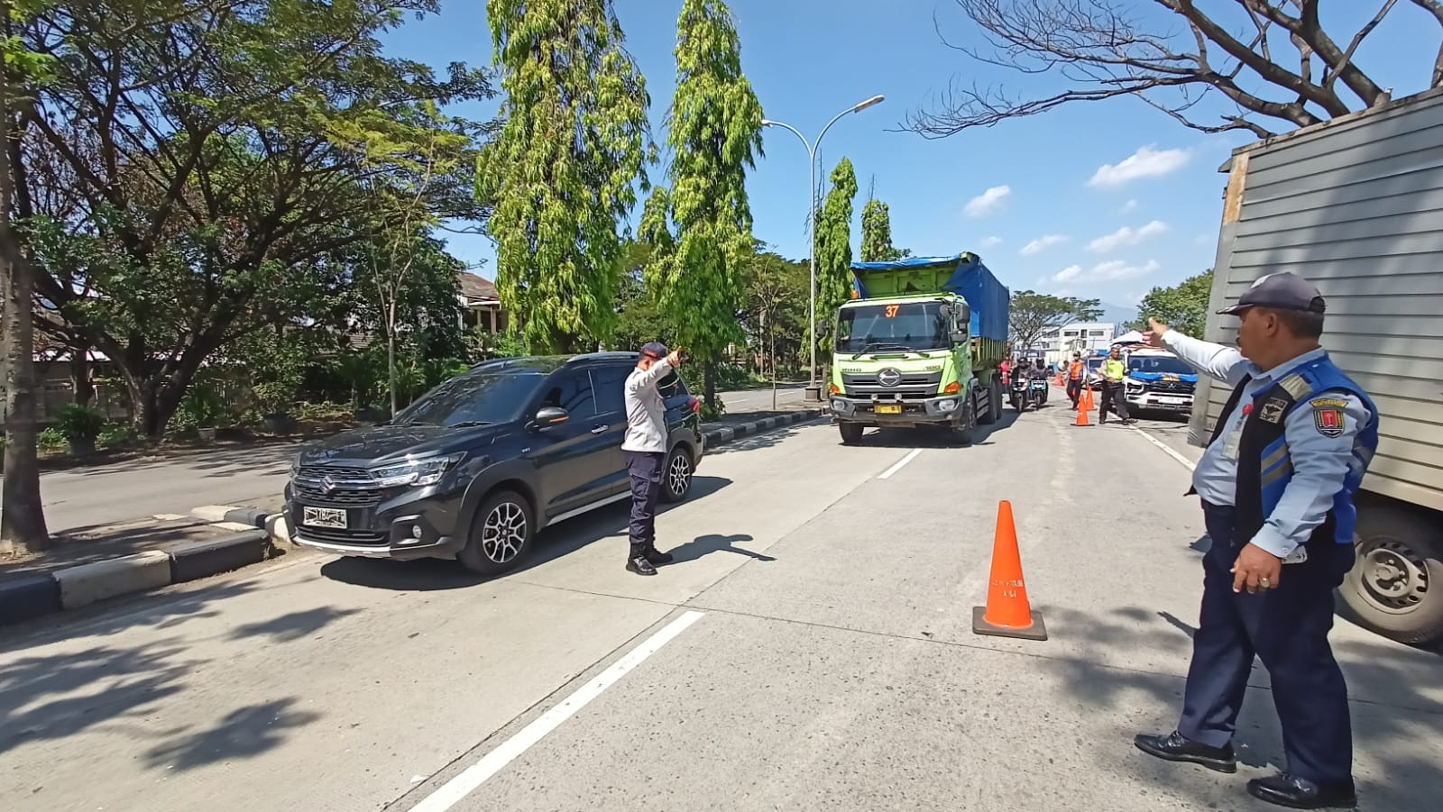 Razia Gabungan, Tak Layak Jalan 49 Truk Kena Tilang