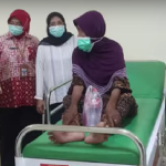 Polsek Kesesi Bersama Warga Evakuasi Seorang Nenek yang Ditemukan di Tengah Hutan