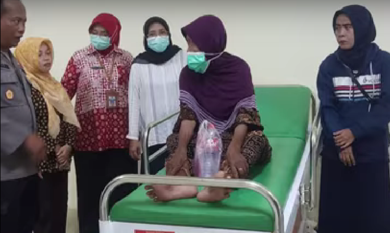 Polsek Kesesi Bersama Warga Evakuasi Seorang Nenek yang Ditemukan di Tengah Hutan