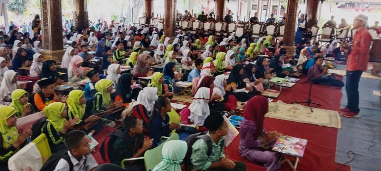 Kirim Pesan Perdamaian, Ratusan Anak di Jepara Tulis Surat untuk Presiden