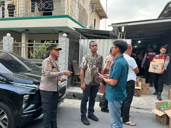 Gerebek Gudang, Polisi Angkut Ribuan Botol Miras dengan Dua Truk Dalmas