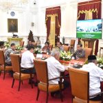 Presiden Jokowi memimpin ratas mengenai penataan Candi Borobudur, di Istana Merdeka, Jakarta, Selasa (13/06).