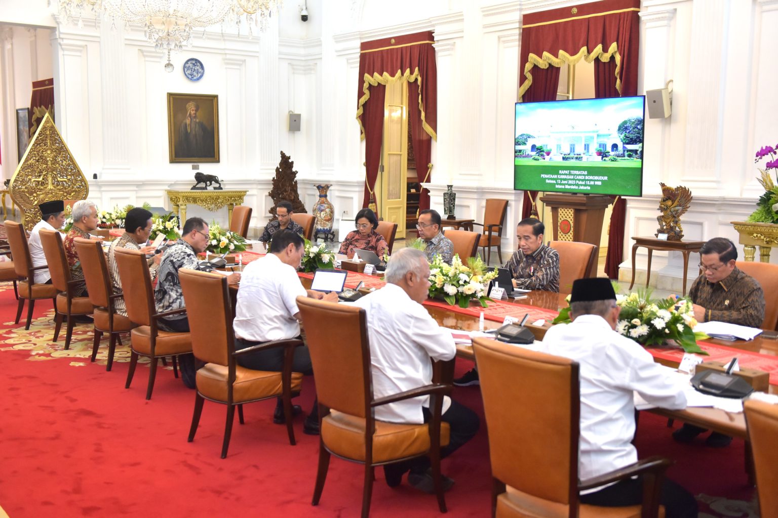 Presiden Jokowi memimpin ratas mengenai penataan Candi Borobudur, di Istana Merdeka, Jakarta, Selasa (13/06).
