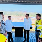 Presiden Jokowi didampingi Sekretaris Kabinet Pramono Anung meninjau pembangunan smelter PT AMNT yang berada di Kabupaten Sumbawa Barat, NTB, Selasa (20/06).