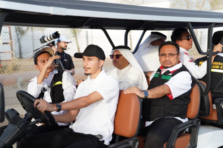 Menag Tinjau Tenda, Dapur, Toilet, hingga Coba Mobil Golf di Arafah