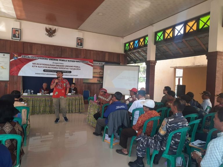 Kunjungi Daerah Terluar, Bakesbangpol Sosialisasi Undang-undang Pemilu di Kampung Laut