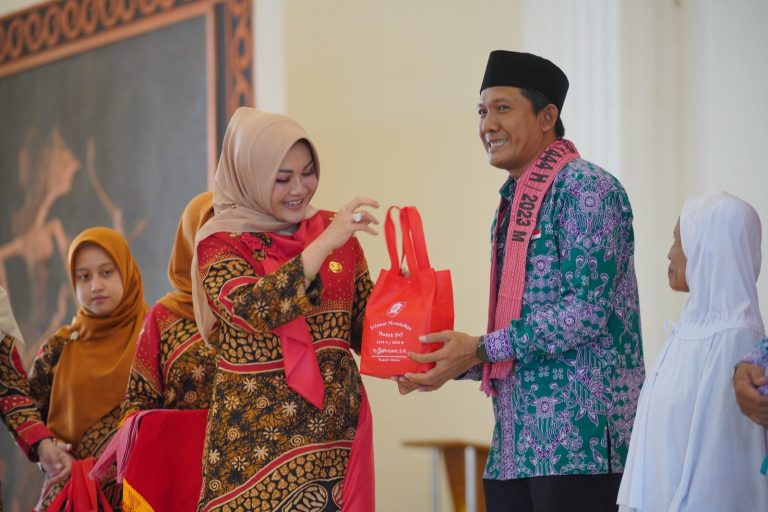 Calhaj Pamitan, Bupati Beri Bekal Makanan Khas Klaten dan Syal Lurik