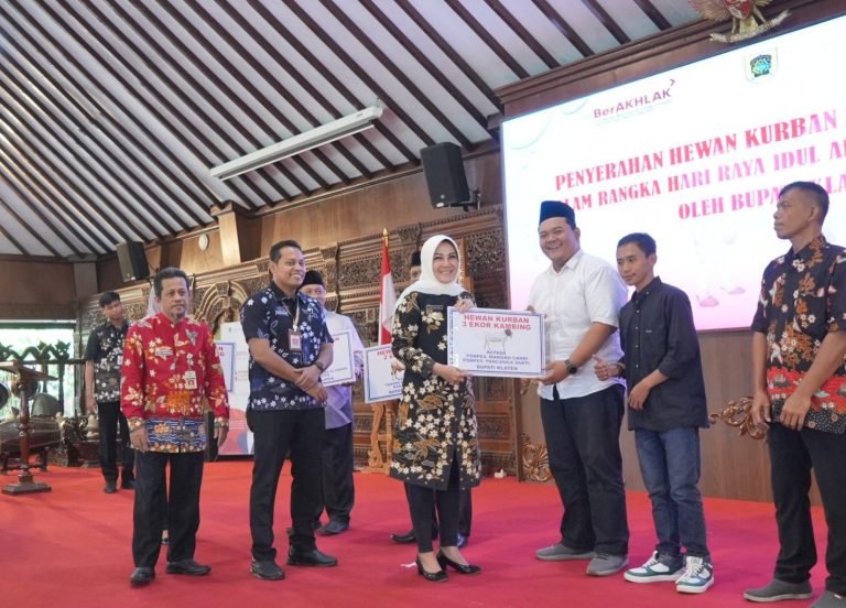 Iduladha 1444 H, Bupati Klaten Serahkan Hewan Kurban 13 Sapi dan 42 Kambing