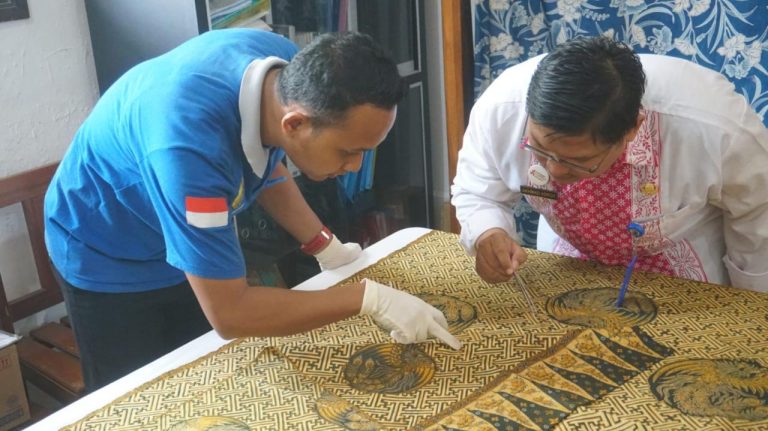 Museum Batik Identifikasi Kondisi Fisik Kain dan Selendang Batik Keluarga Bung Hatta