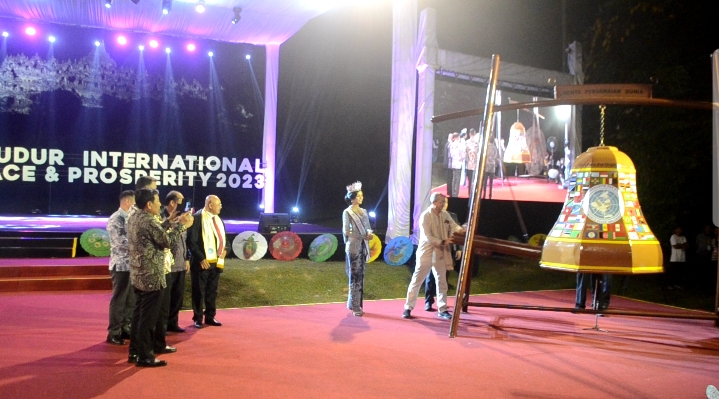 Pemukulan genta perdamaian dalam Borobudur International World Peace And Prosperity 2023
