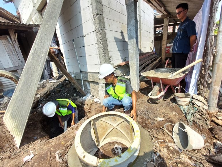 Warga Desa Sambirejo Sragen Dilatih Bangun Jamban Sesuai SNI