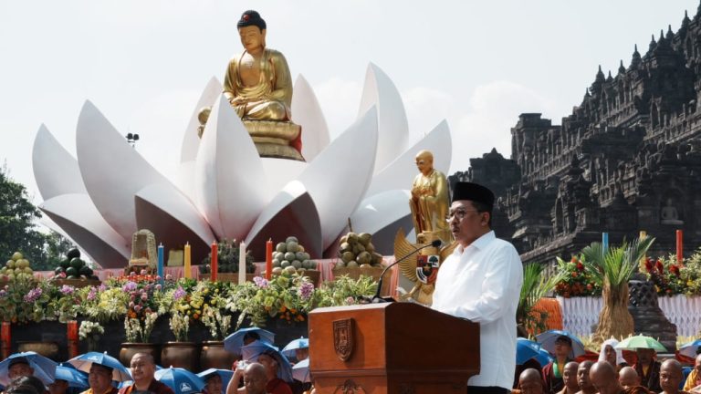 Peringati Waisak, Wamenag Ajak Umat Buddha Jaga Sikap Toleransi