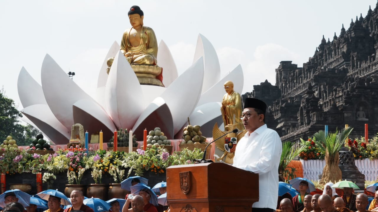 Peringati Waisak, Wamenag Ajak Umat Buddha Jaga Sikap Toleransi
