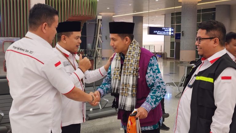 Mendarat di Jeddah, 283 Jemaah Haji Khusus Langsung ke Madinah