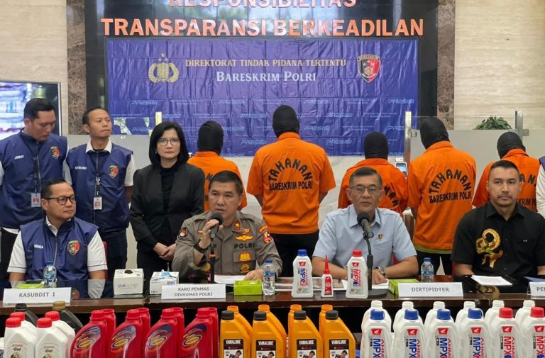 Bareskrim Polri Bongkar Produksi Oli Palsu, Lima Tersangka Ditangkap