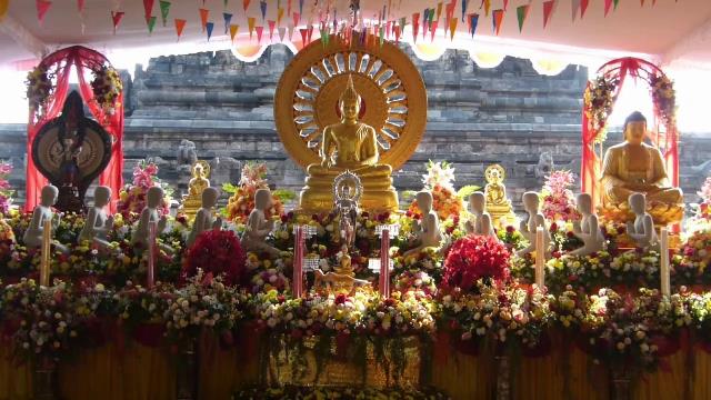Patung Buddha berlapis emas di altar Waisak Candi Mendut Kabupaten Magelang