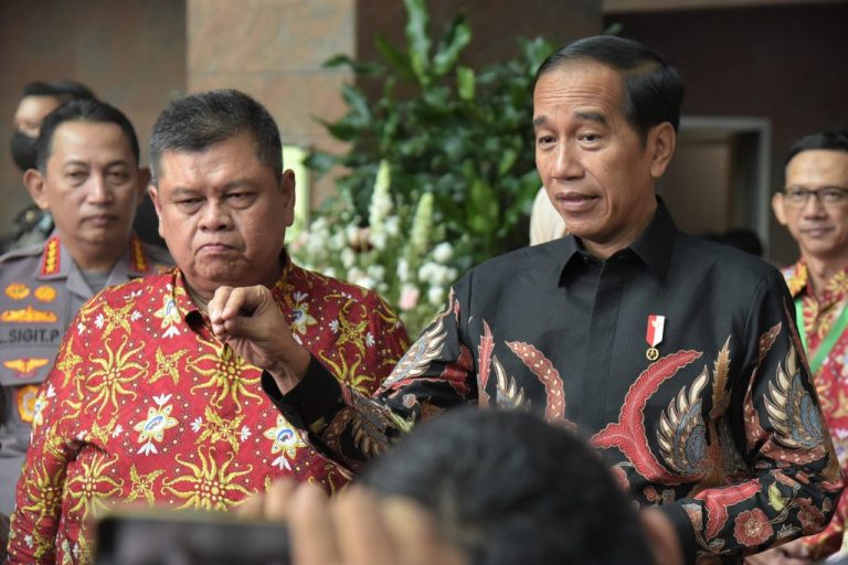 Presiden Jokowi memberikan keterangan pers usai membuka Rakornas Pengawasan Intern Pemerintah, di Jakarta Rabu (14/06).