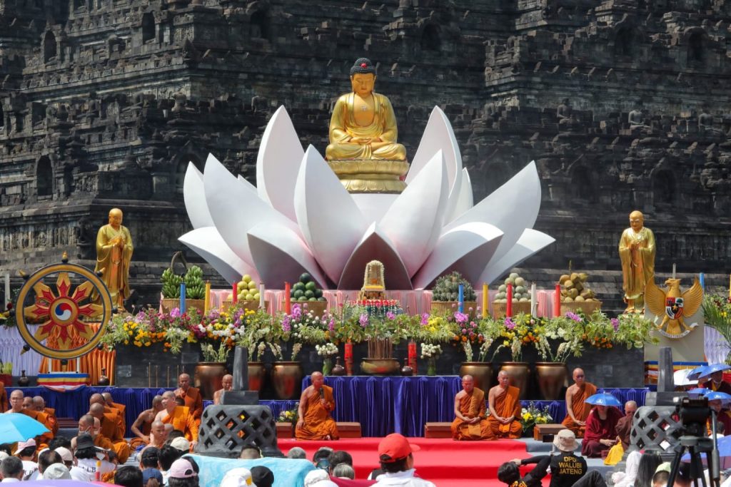 Waisak di Candi Borobudur, Bhante Dhammavuddho: Berbuat Baiklah Kalau Ingin Bahagia