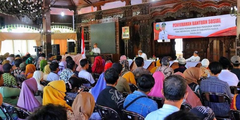 Penyerahan bantuan modal usaha di Pendapa Kabupaten Kudus, Kamis (22/06)