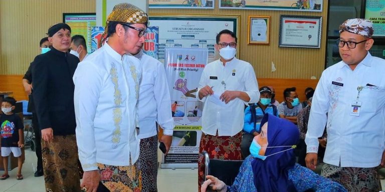 Bupati Kudus saat mengunjungi RSUD dr Loekmono Hadi