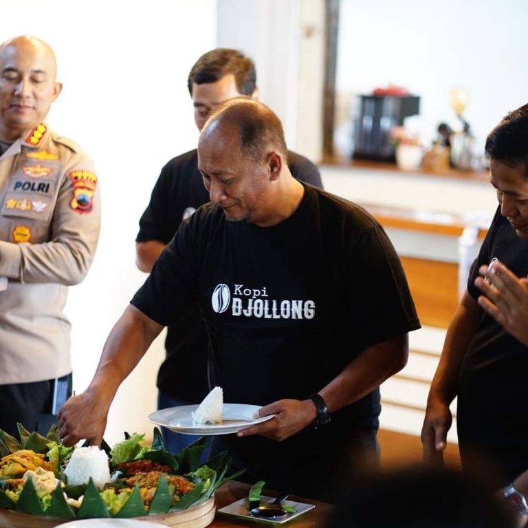 Pj Bupati Pati, Henggar Budi Anggoro dalam peresmian 'Djollong Cafe & Resto', Selasa (27/06).