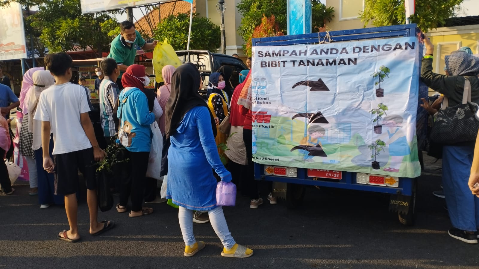 Peringati Hari Lingkungan Hidup, DLH Gelar Aksi Tukar Bibit Tanaman dengan Sampah