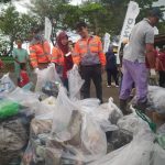Pantai Teluk Penyu Dibersihkan 850 kg Sampah Terkumpul