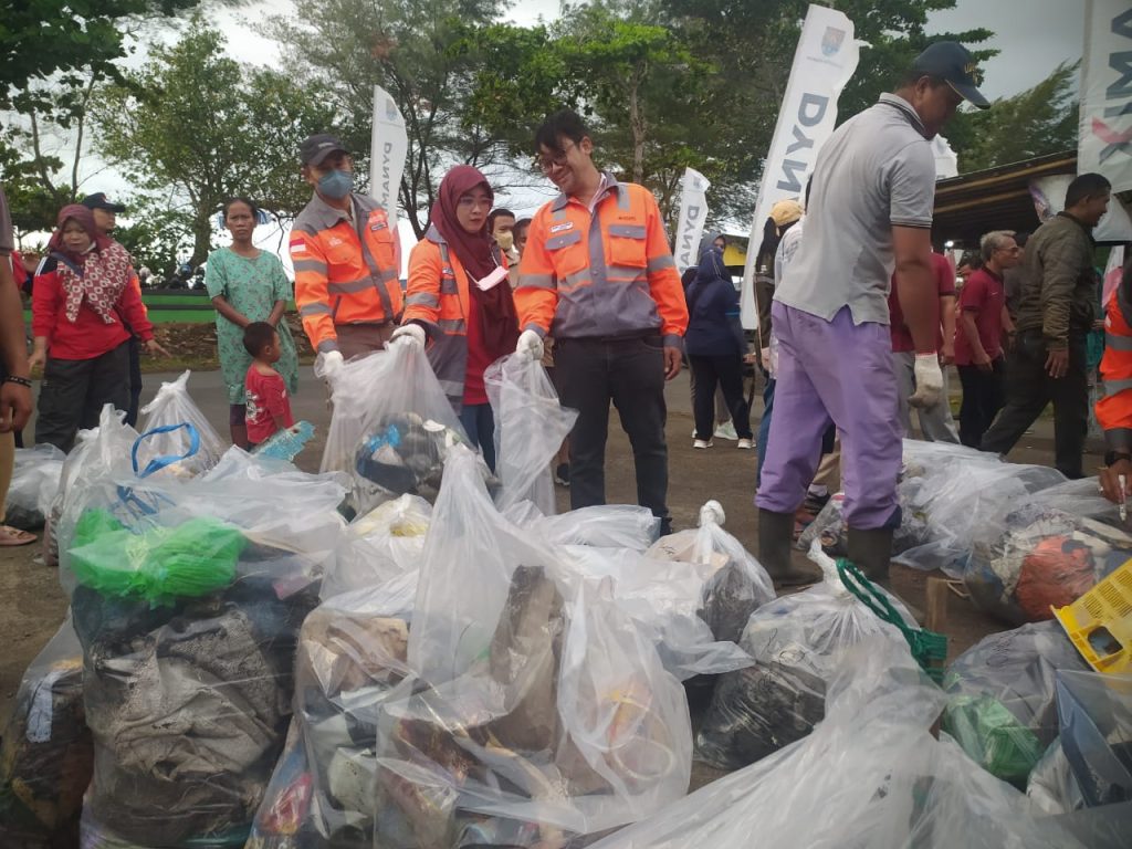 Pantai Teluk Penyu Dibersihkan 850 kg Sampah Terkumpul