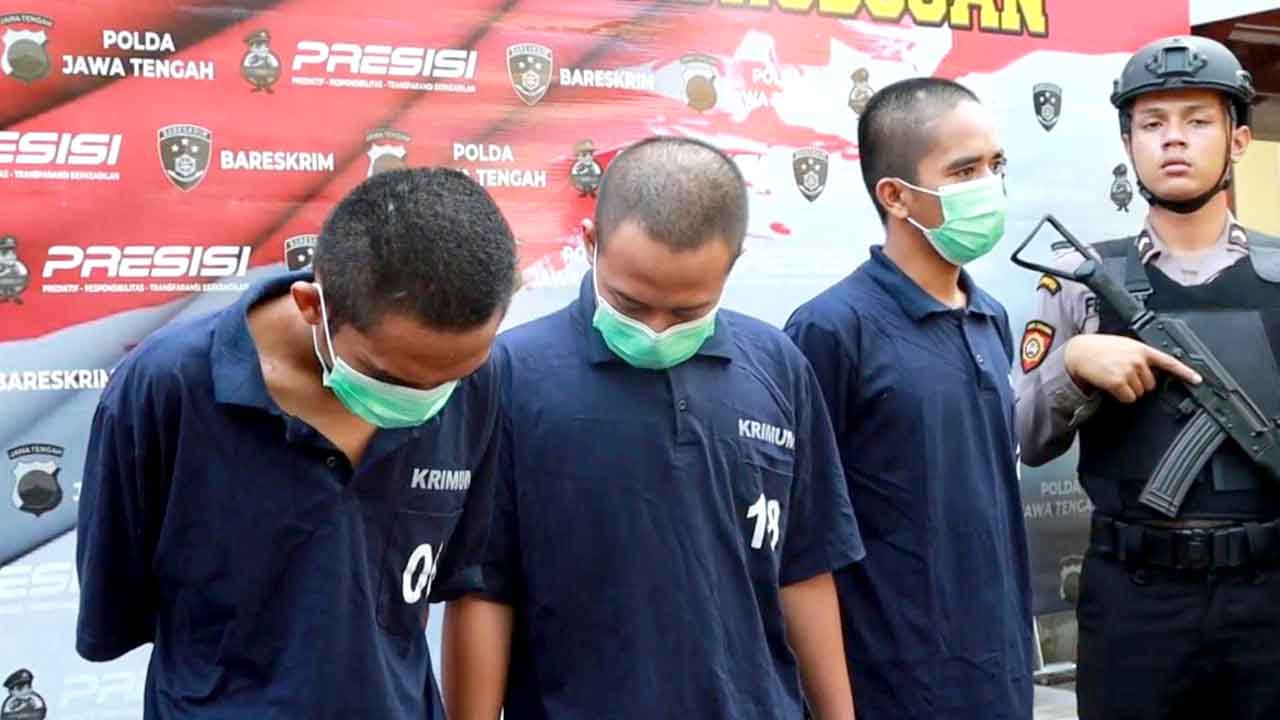 Tiga pelaku prostitusi online asal Semarang saat konferensi pers di Mapolres Grobogan, Jumat (02/06)