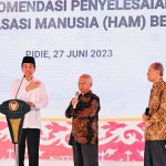 Presiden Jokowi meluncurkan program Pelaksanaan Rekomendasi Nonyudisial Pelanggaran HAM Berat di Indonesia, di Rumoh Geudong, Kabupaten Pidie, Aceh, Selasa (27/06) siang.