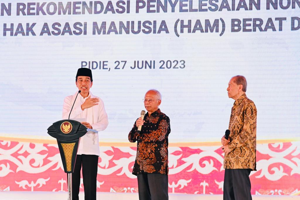 Presiden Jokowi meluncurkan program Pelaksanaan Rekomendasi Nonyudisial Pelanggaran HAM Berat di Indonesia, di Rumoh Geudong, Kabupaten Pidie, Aceh, Selasa (27/06) siang.