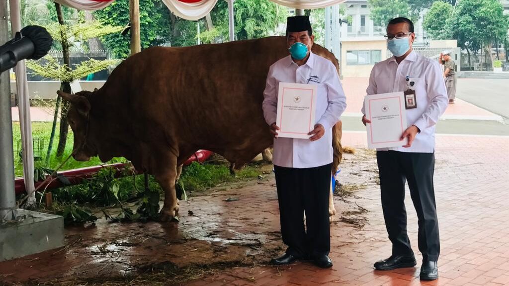 Kepala Biro Administrasi Setpres, Sony Kartiko, secara simbolis menyerahkan hewan kurban Presiden kepada Ketua Harian Badan Pengelola Masjid Istiqlal, Asep Syaifuddin, di Masjid Istiqlal, Jakarta, Senin (19/07).