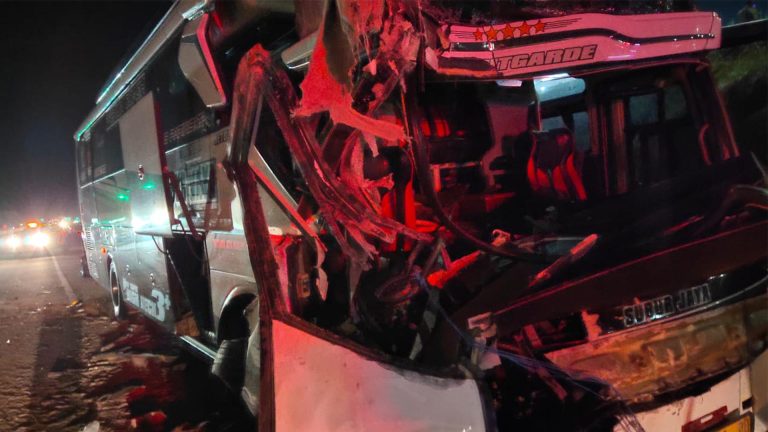 Bus Study Tour Berisi 48 Siswa SMPN 2 Gebog Kecelakaan di Tol Batan