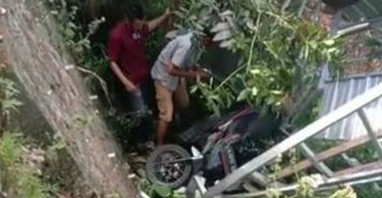 Diduga Mengikuti Arahan Google Maps, Pemotor Ini Terperosok ke Jurang