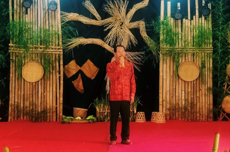 Camat Gebog, Bambang Gunadi saat sambutan dalam kegiatan Menawan Mantu, Minggu (04/06).